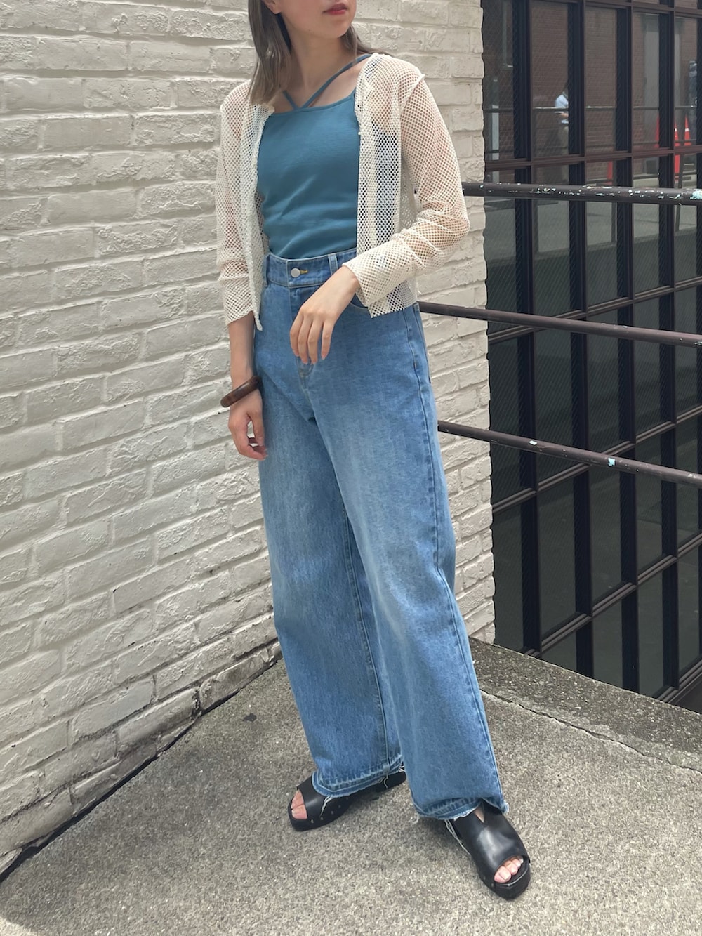 ホワイト系のTシャツ/カットソー、ブルー系のデニムパンツを着用したレディースの夏コーディネートの2枚目の写真