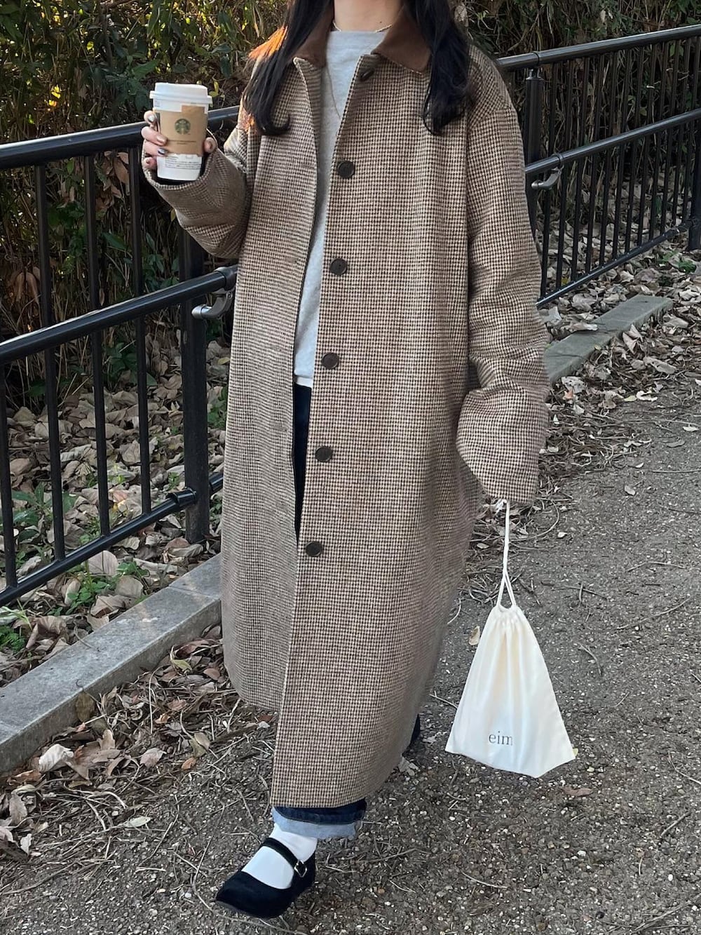 ベージュ系のステンカラーコート、その他のその他を着用したレディースの冬コーディネートの2枚目の写真