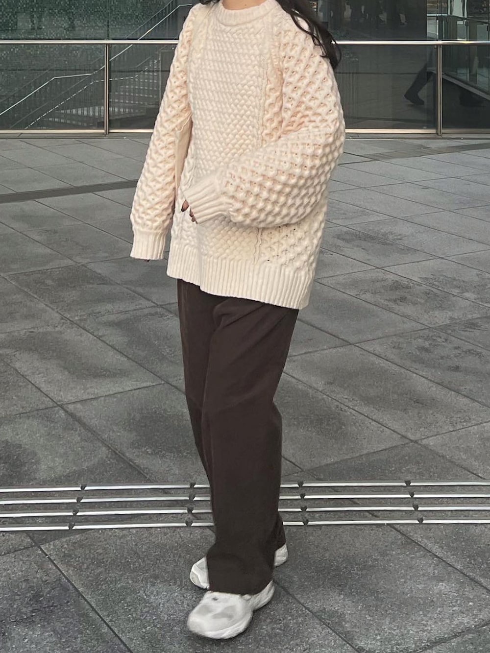 ブラウン系のその他パンツ、ブラック系のダウンジャケット/コート、その他のその他を着用したレディースの冬コーディネートの3枚目の写真