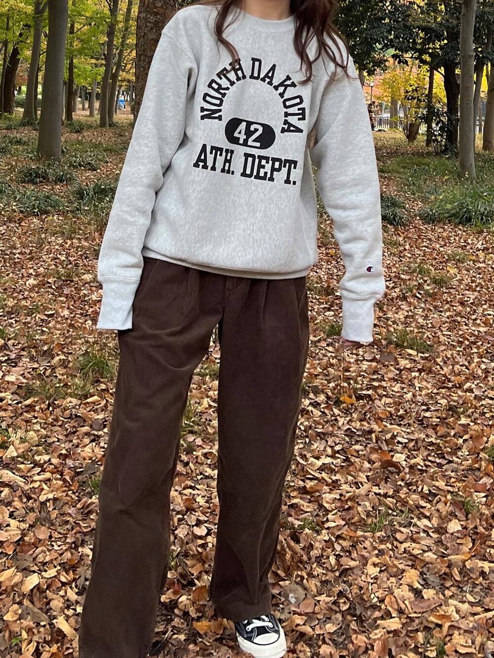 グレー系のスウェット、ブラウン系のその他パンツを着用したレディースの秋コーディネートの3枚目の写真