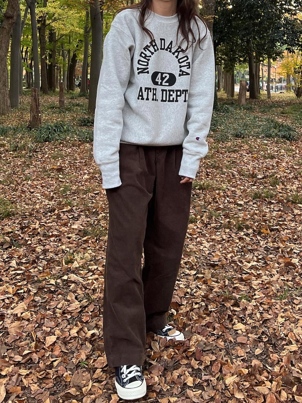 グレー系のスウェット、ブラウン系のその他パンツを着用したレディースの秋コーディネートの2枚目の写真