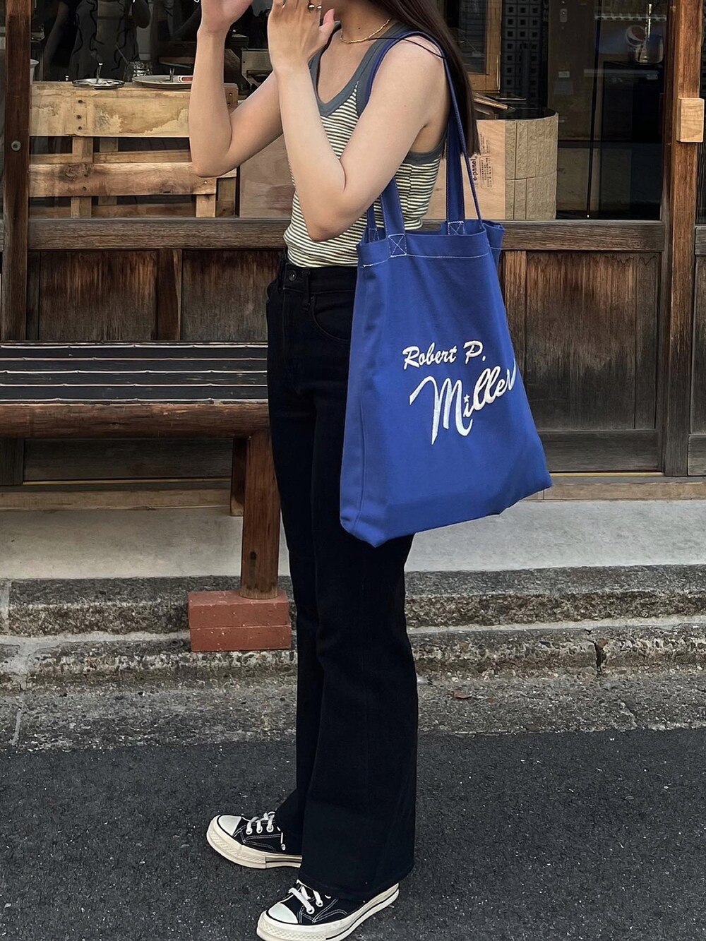 ブルー系のタンクトップ、ブルー系のトートバッグ、その他のその他を着用したレディースの夏コーディネートの2枚目の写真