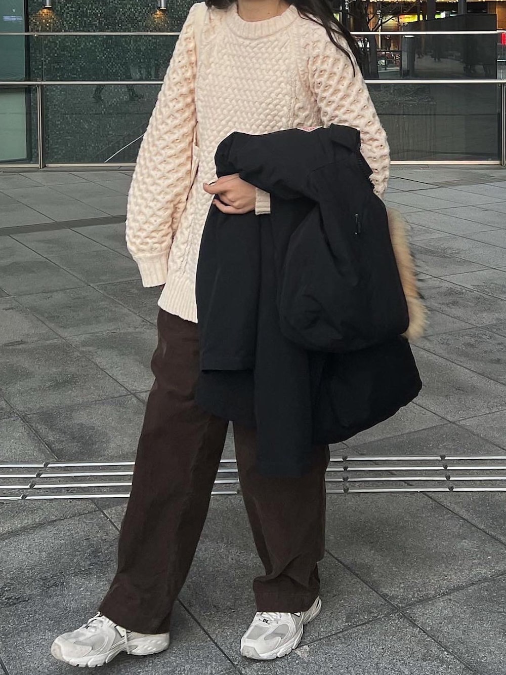 ブラウン系のその他パンツ、ブラック系のダウンジャケット/コート、その他のその他を着用したレディースの冬コーディネートの2枚目の写真