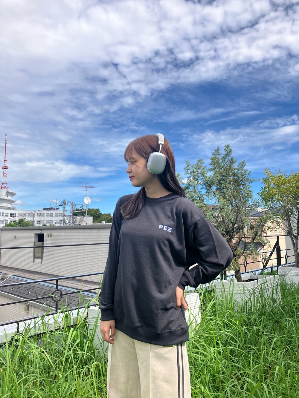 ブラック系のスウェット、イエロー系のスウェット、ブラック系のサンダルを着用したレディースの秋コーディネートの6枚目の写真