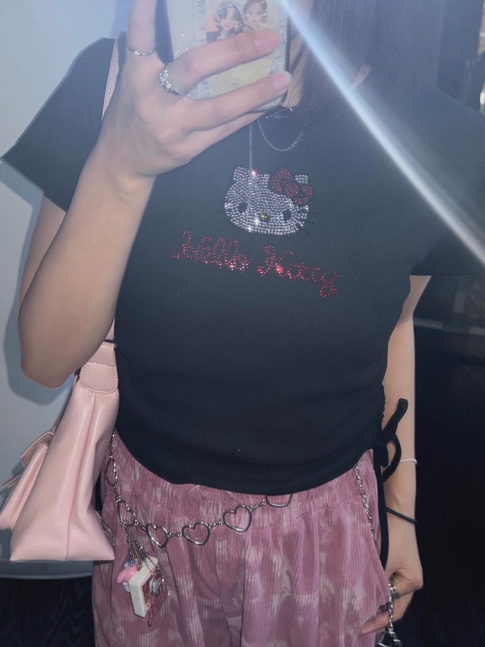 ブラック系のTシャツ/カットソーを着用したレディースの夏コーディネートの5枚目の写真