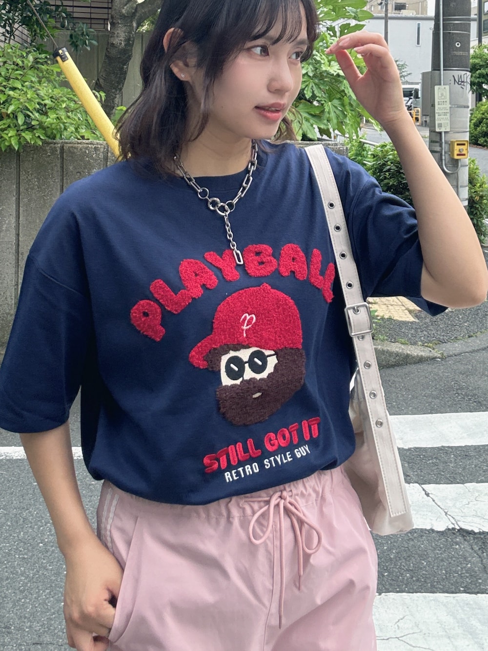 ブルー系のTシャツ/カットソー、ピンク系のカーゴパンツ、ホワイト系のサンダルを着用したレディースの夏コーディネートの4枚目の写真