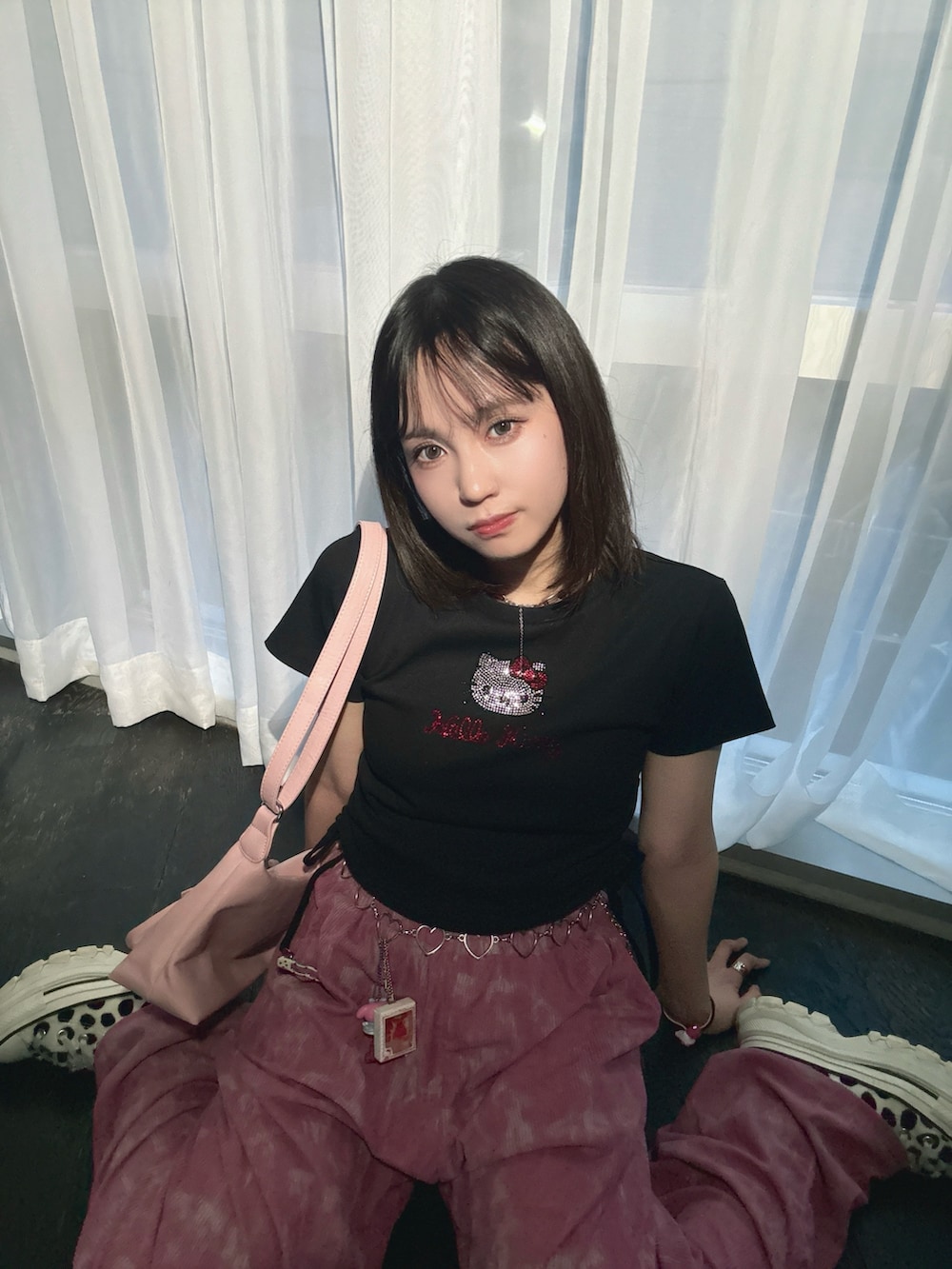 ブラック系のTシャツ/カットソーを着用したレディースの夏コーディネートの6枚目の写真