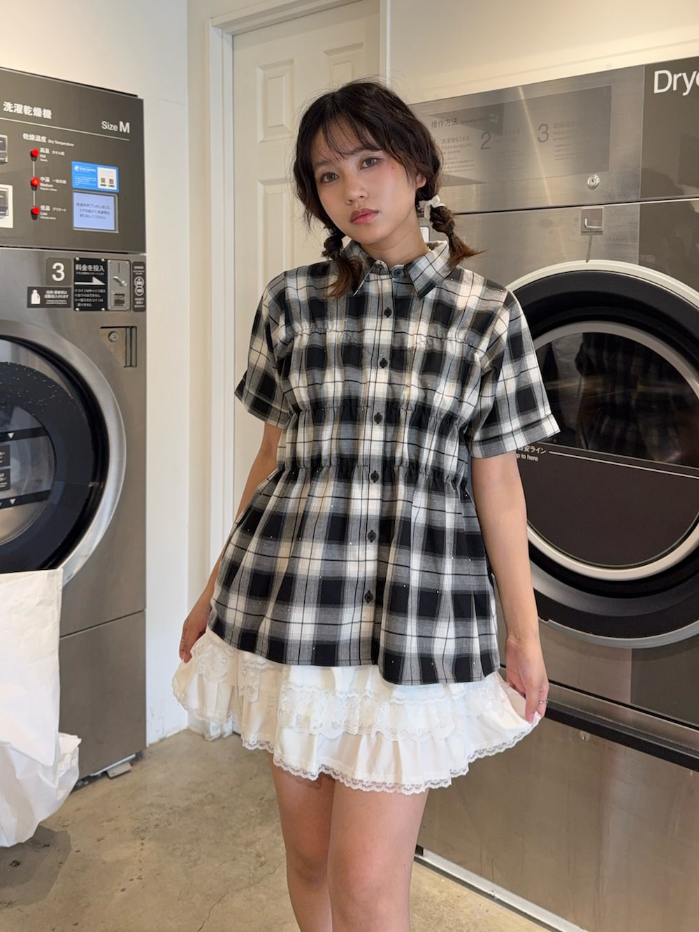 ホワイト系のスカート、ブラック系のシャツ/ブラウス、シルバー系のパンプスを着用したレディースの夏コーディネートの2枚目の写真