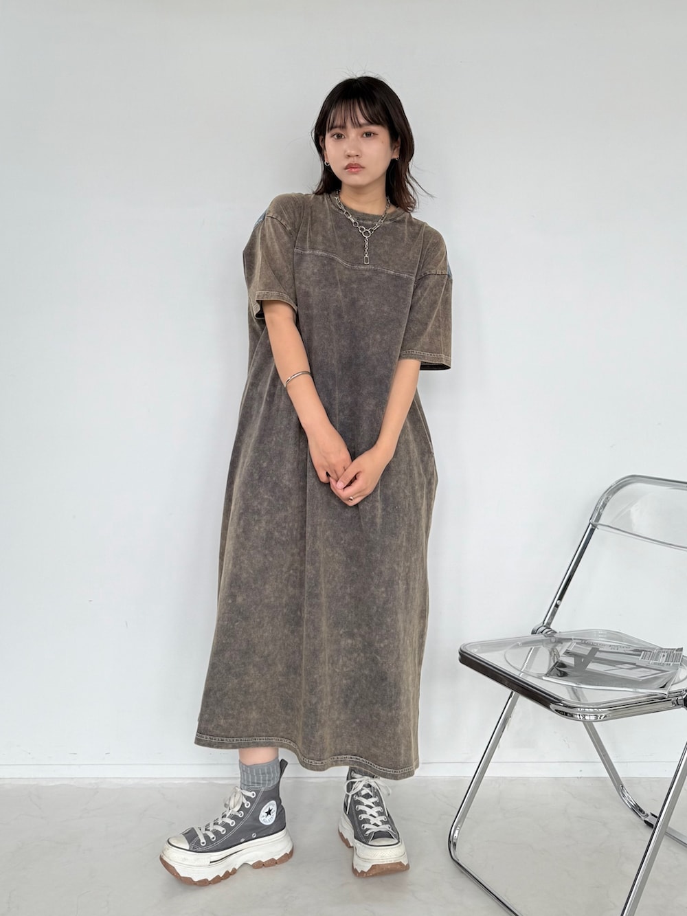 グレー系のワンピース、グレー系のスニーカー、ブルー系のシャツ/ブラウスを着用したレディースの夏コーディネートの2枚目の写真