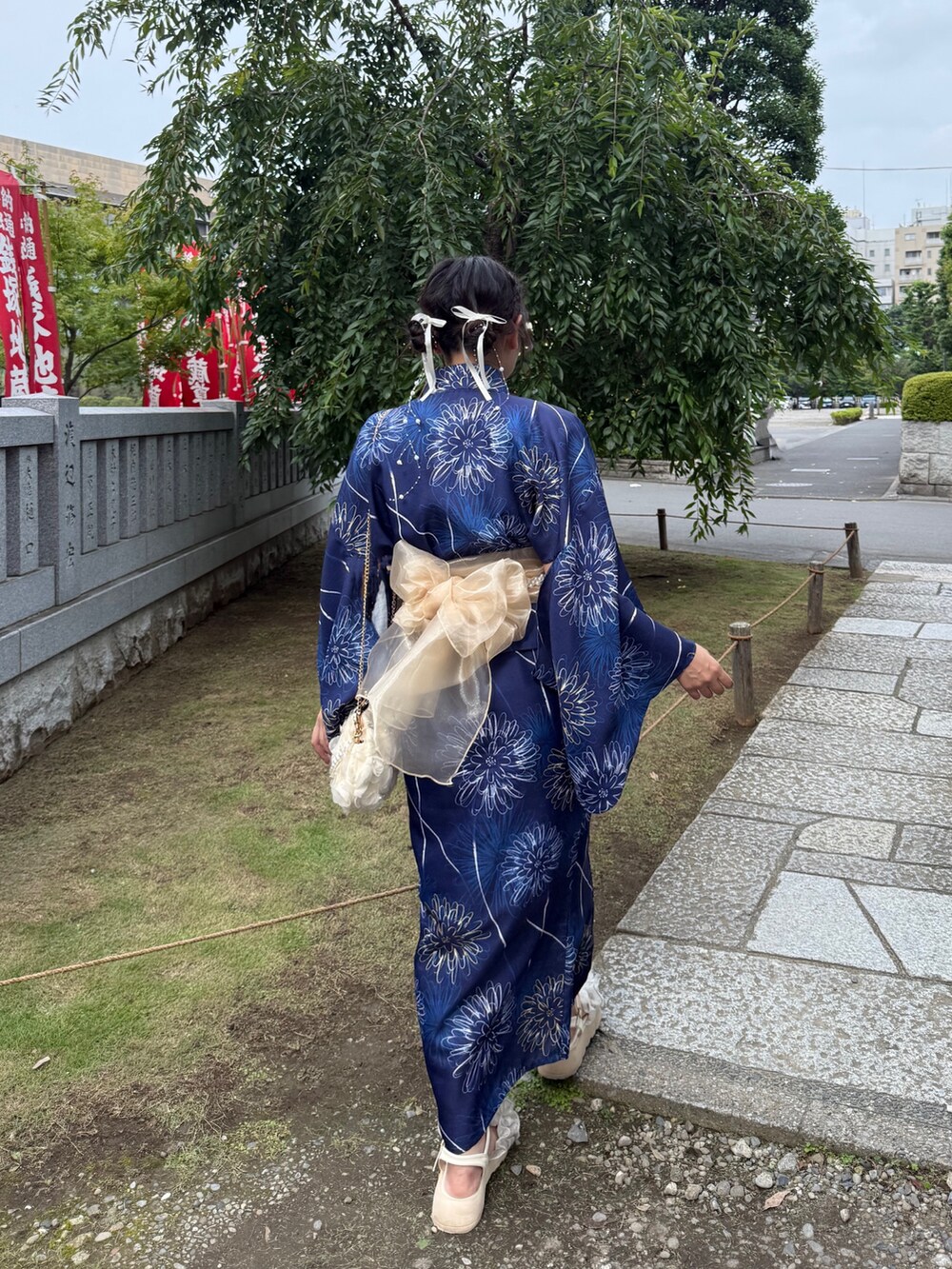 ホワイト系のサンダル、ブルー系の浴衣、その他の和装小物を着用したレディースの夏コーディネートの4枚目の写真