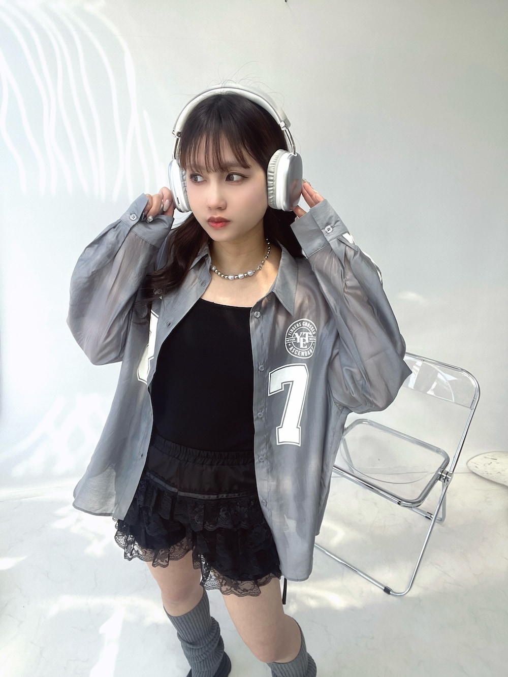 グレー系のシャツ/ブラウス、ブラック系のブーツ、グレー系のレッグウォーマーを着用したレディースの春コーディネートの2枚目の写真