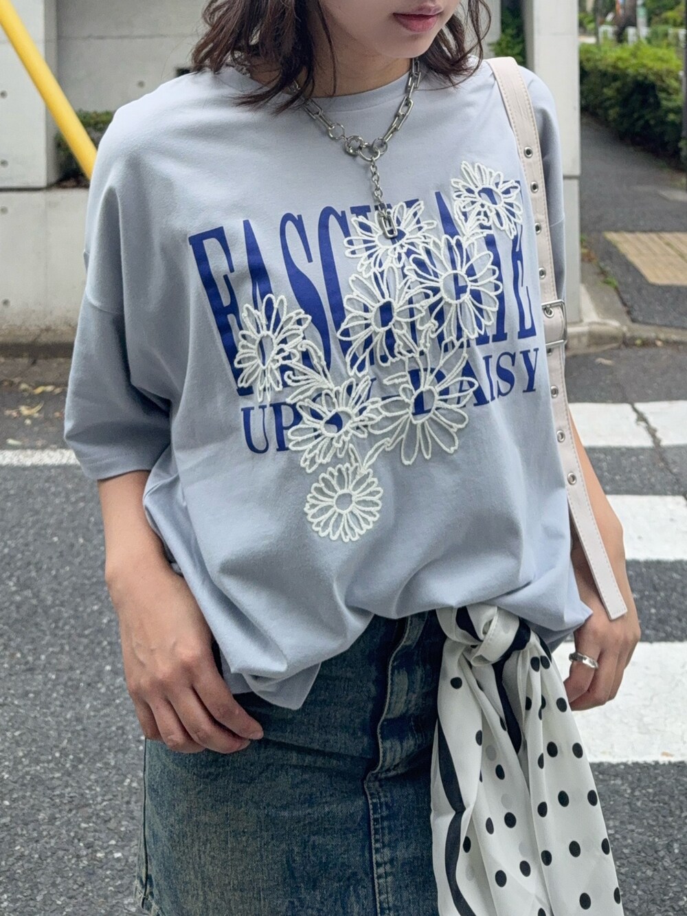 ブルー系のTシャツ/カットソー、ブルー系のデニムスカート、ブラック系のローファーを着用したレディースの夏コーディネートの5枚目の写真