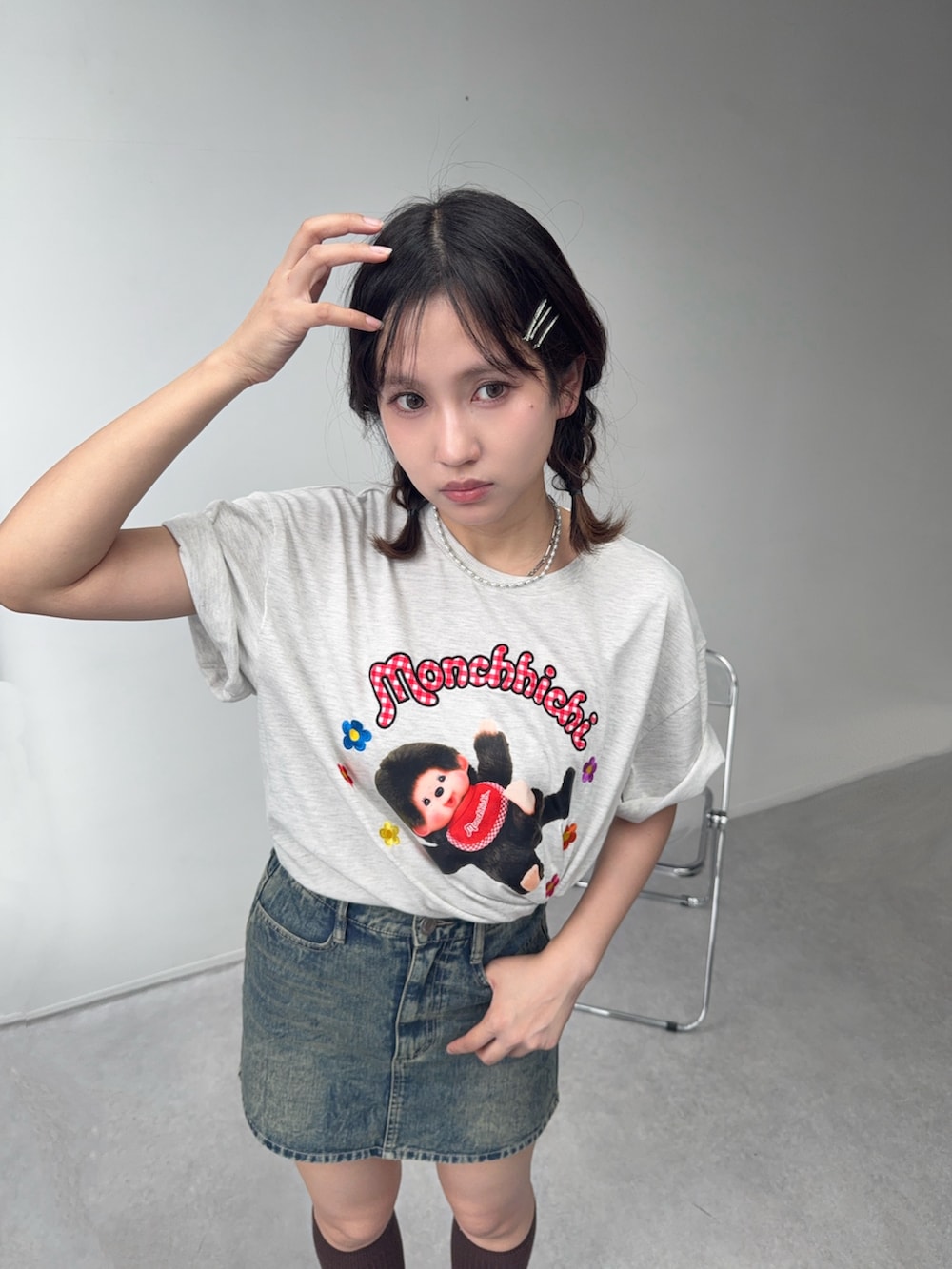 ブルー系のデニムスカート、ベージュ系のTシャツ/カットソー、ブラウン系のサンダルを着用したレディースの夏コーディネートの2枚目の写真