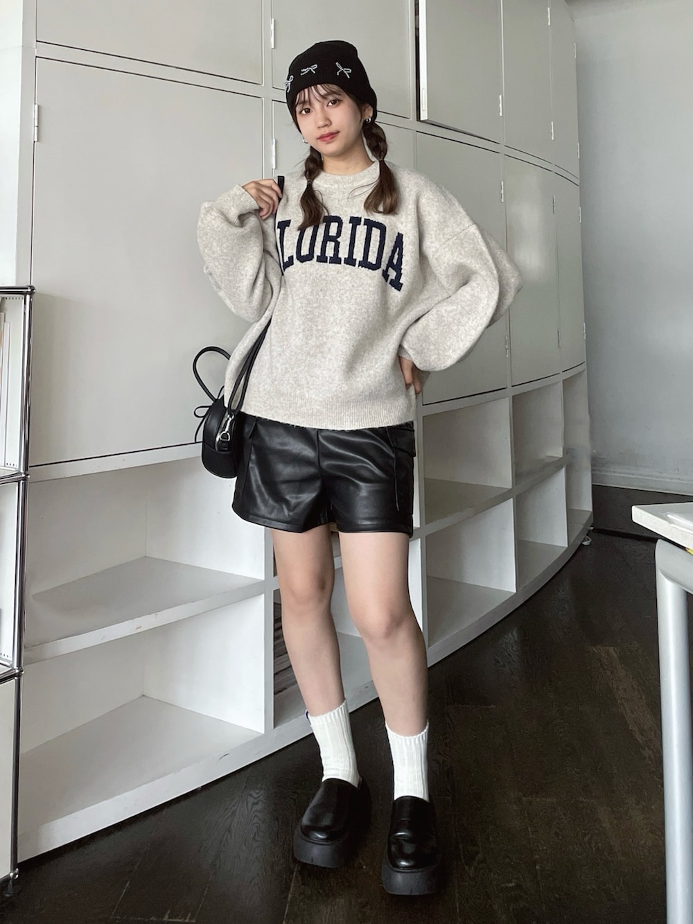「アウトドアスタイル、レイヤードスタイル、秋っぽコーデ更新中、レザー、ボストンバッグ、モノトーン、ショートパンツ、ブラックコーデ、厚底シューズ、デートコーデ、秋コーデ、パステルカラー、古着MIX、淡色コーデ、ニット」｜「AS KNOW AS plusの☆リボンモチーフニット帽（ニットキャップ/ビーニー、ブラック系）」を使った、Miyukiさん（レディース・160cm）の秋コーディネートの2枚目の写真