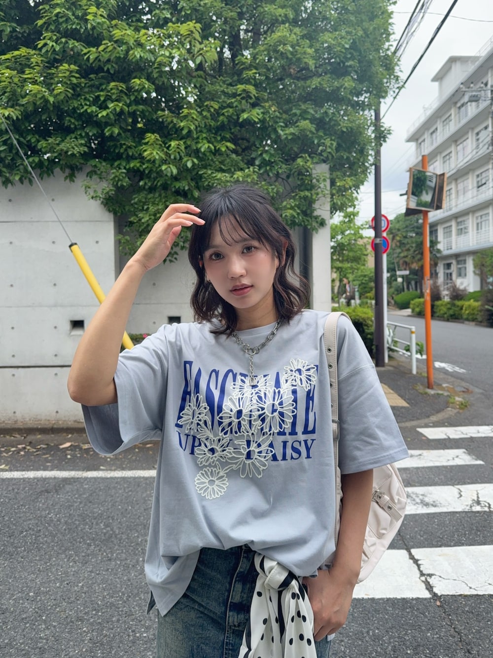 ブルー系のTシャツ/カットソー、ブルー系のデニムスカート、ブラック系のローファーを着用したレディースの夏コーディネートの2枚目の写真