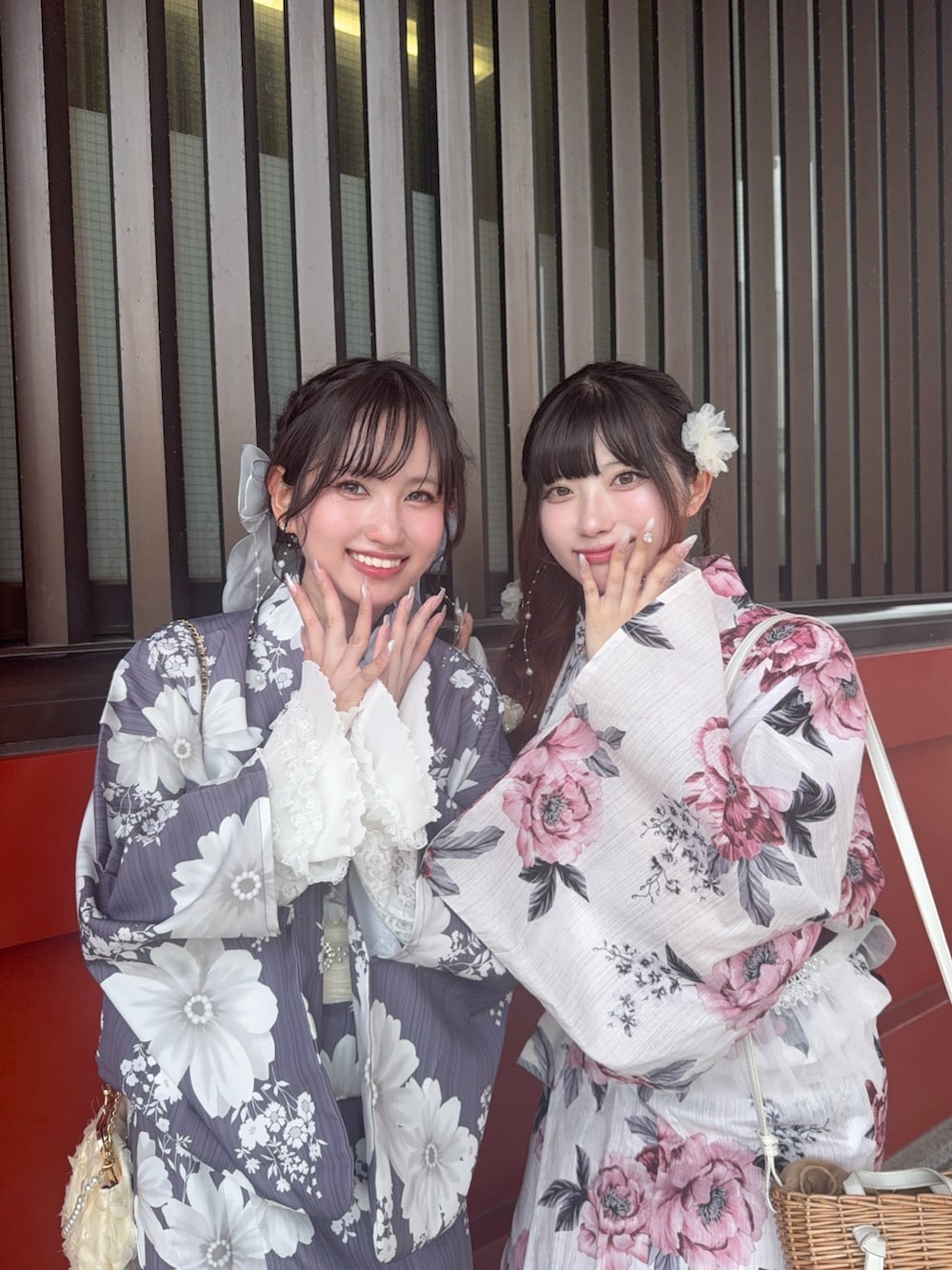 ホワイト系のサンダル、レッド系の浴衣、ピンク系の和装小物を着用したレディースの夏コーディネートの3枚目の写真