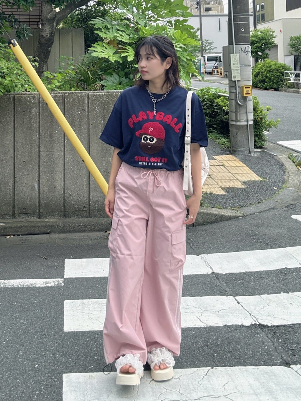 ブルー系のTシャツ/カットソー、ピンク系のカーゴパンツ、ホワイト系のサンダルを着用したレディースの夏コーディネートの2枚目の写真
