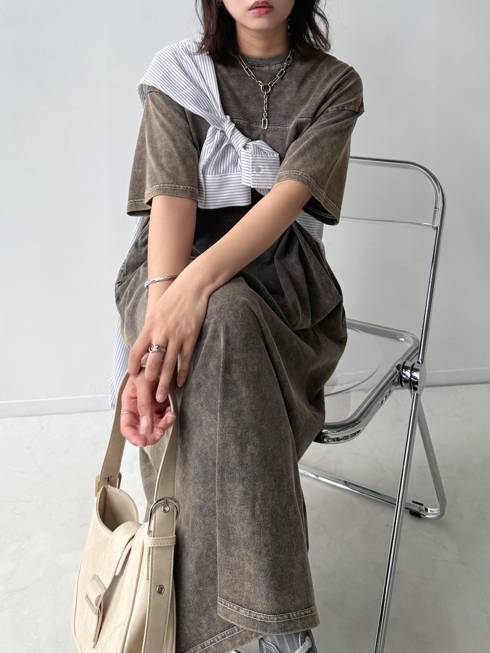 グレー系のワンピース、グレー系のスニーカー、ブルー系のシャツ/ブラウスを着用したレディースの夏コーディネートの6枚目の写真