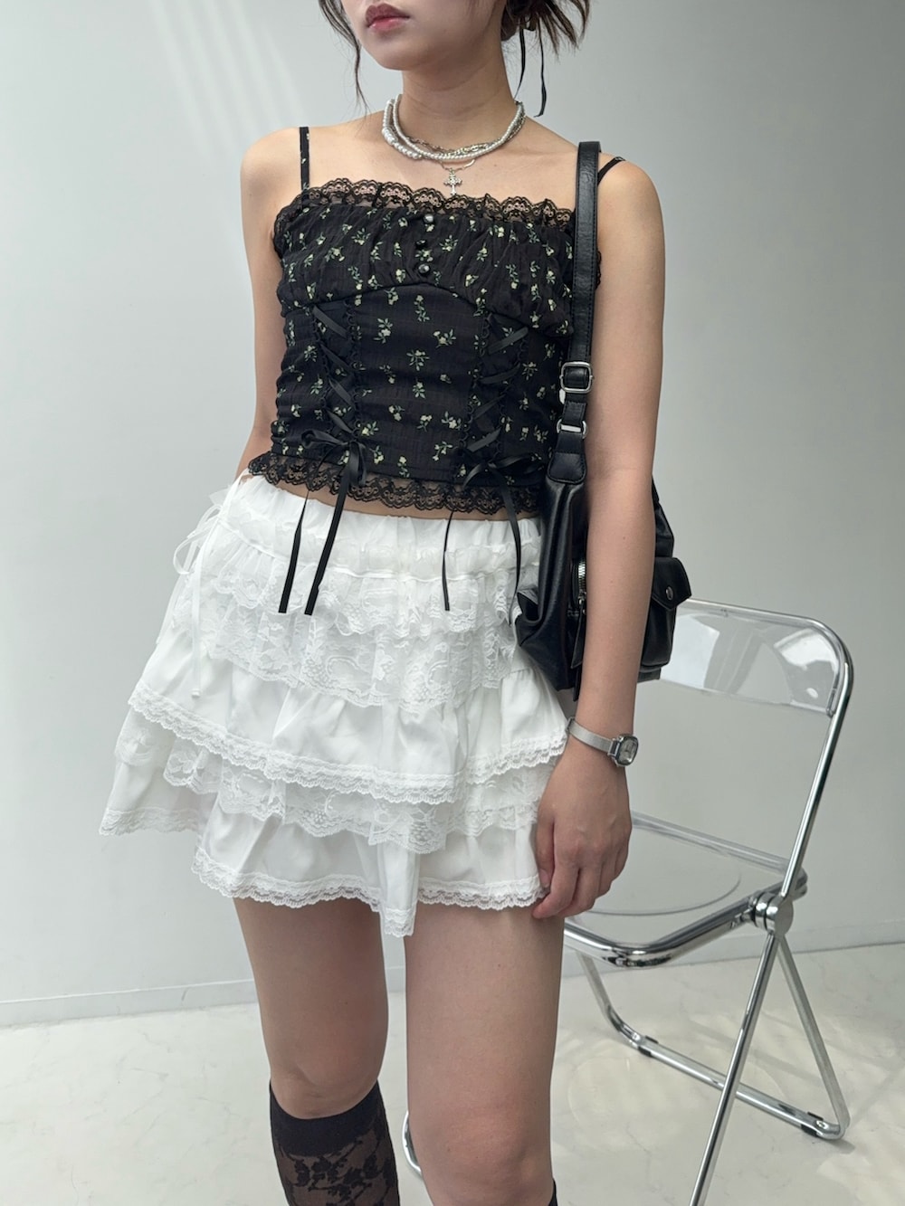 ホワイト系のスカート、ブラック系のシャツ/ブラウス、ブラック系のサンダルを着用したレディースの夏コーディネートの4枚目の写真