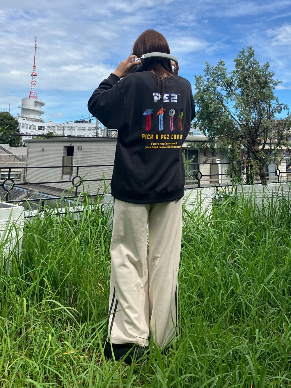 ブラック系のスウェット、イエロー系のスウェット、ブラック系のサンダルを着用したレディースの秋コーディネートの4枚目の写真