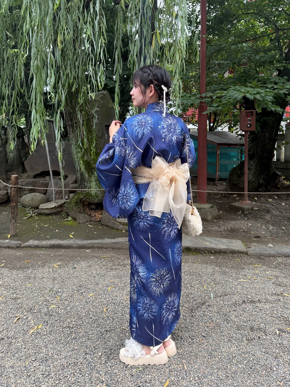 ホワイト系のサンダル、ブルー系の浴衣、その他の和装小物を着用したレディースの夏コーディネートの9枚目の写真