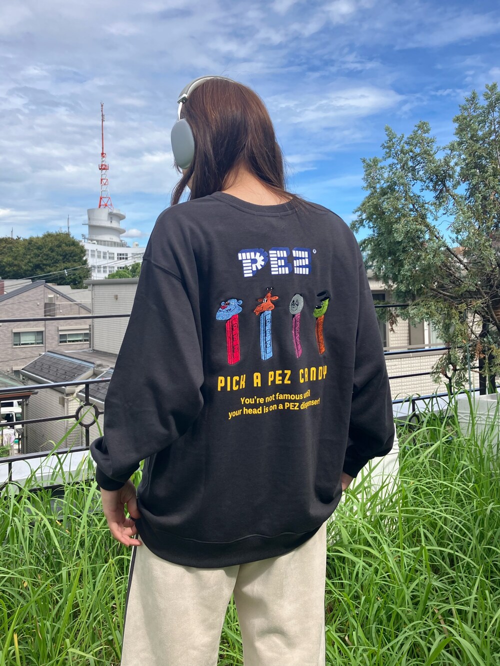 ブラック系のスウェット、イエロー系のスウェット、ブラック系のサンダルを着用したレディースの秋コーディネートの5枚目の写真