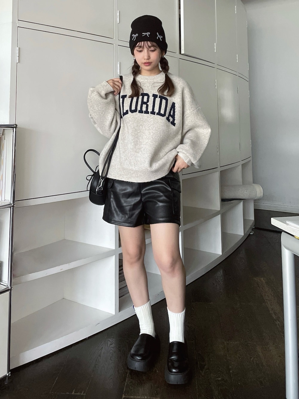 「アウトドアスタイル、レイヤードスタイル、秋っぽコーデ更新中、レザー、ボストンバッグ、モノトーン、ショートパンツ、ブラックコーデ、厚底シューズ、デートコーデ、秋コーデ、パステルカラー、古着MIX、淡色コーデ、ニット」｜「AS KNOW AS plusの☆リボンモチーフニット帽（ニットキャップ/ビーニー、ブラック系）」を使った、Miyukiさん（レディース・160cm）の秋コーディネートの3枚目の写真