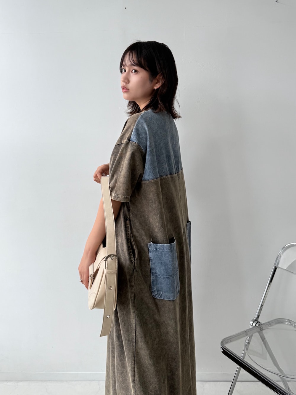 グレー系のワンピース、グレー系のスニーカー、ブルー系のシャツ/ブラウスを着用したレディースの夏コーディネートの4枚目の写真