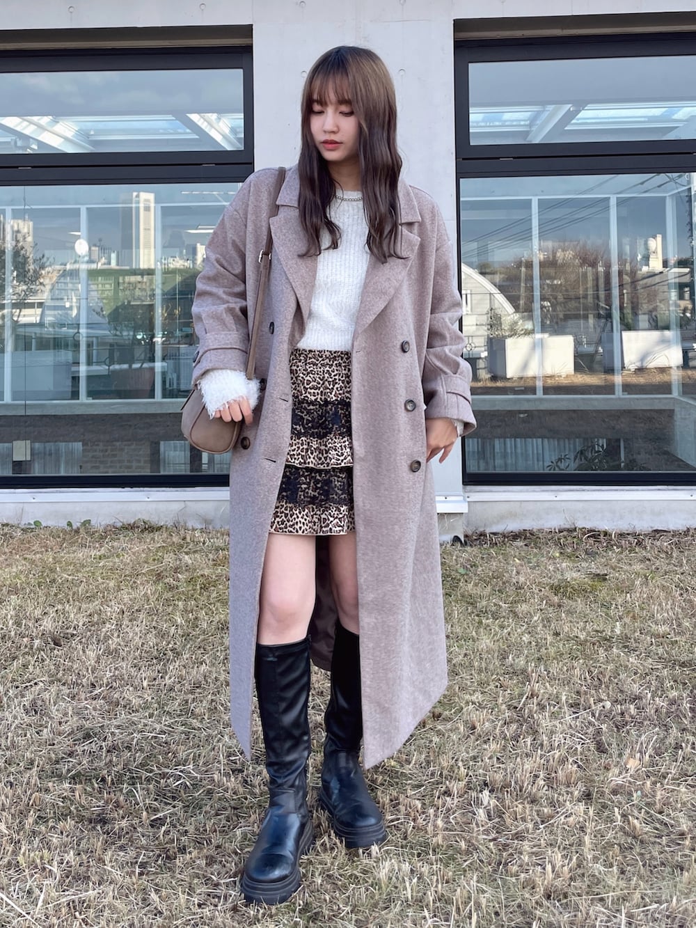 その他のスカート、ベージュ系のカーディガン/ボレロ、ブラウン系のチェスターコートを着用したレディースの冬コーディネートの2枚目の写真