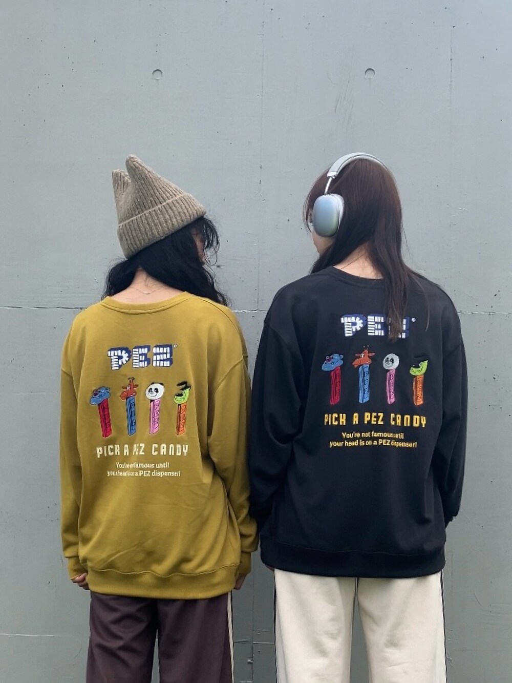 ブラック系のスウェット、イエロー系のスウェット、ブラック系のサンダルを着用したレディースの秋コーディネートの3枚目の写真