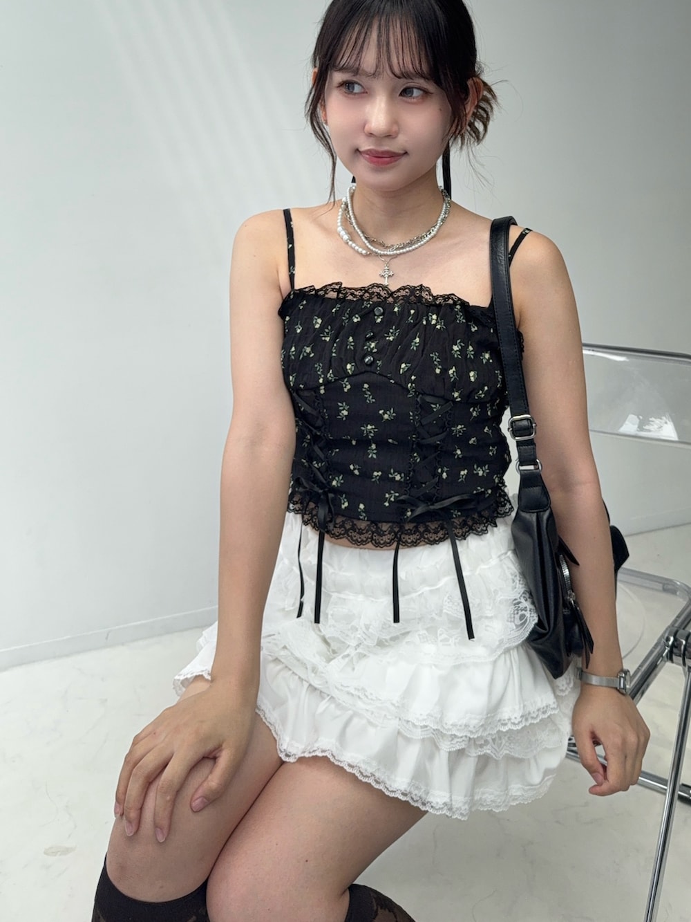 ホワイト系のスカート、ブラック系のシャツ/ブラウス、ブラック系のサンダルを着用したレディースの夏コーディネートの3枚目の写真