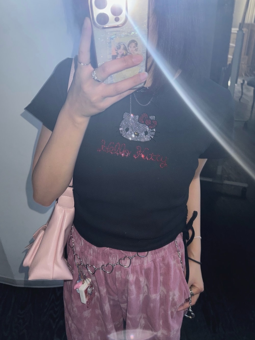 ブラック系のTシャツ/カットソーを着用したレディースの夏コーディネートの3枚目の写真