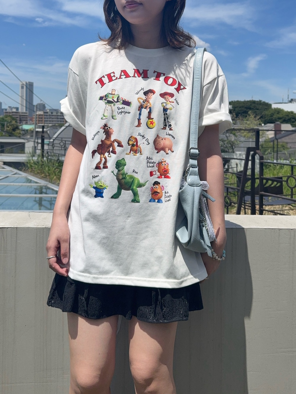 ホワイト系のTシャツ/カットソー、ブラック系のスカート、ブラック系のサンダルを着用したレディースの夏コーディネートの4枚目の写真