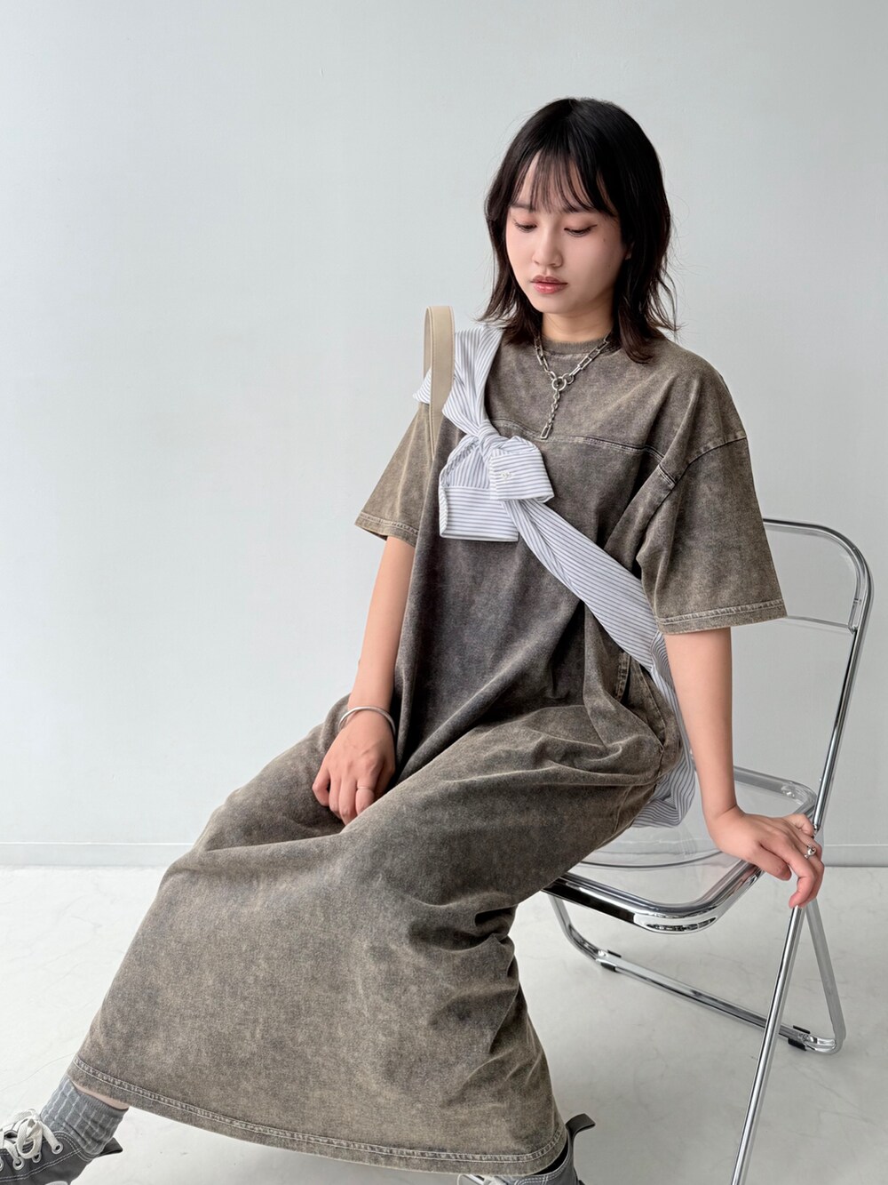 グレー系のワンピース、グレー系のスニーカー、ブルー系のシャツ/ブラウスを着用したレディースの夏コーディネートの7枚目の写真