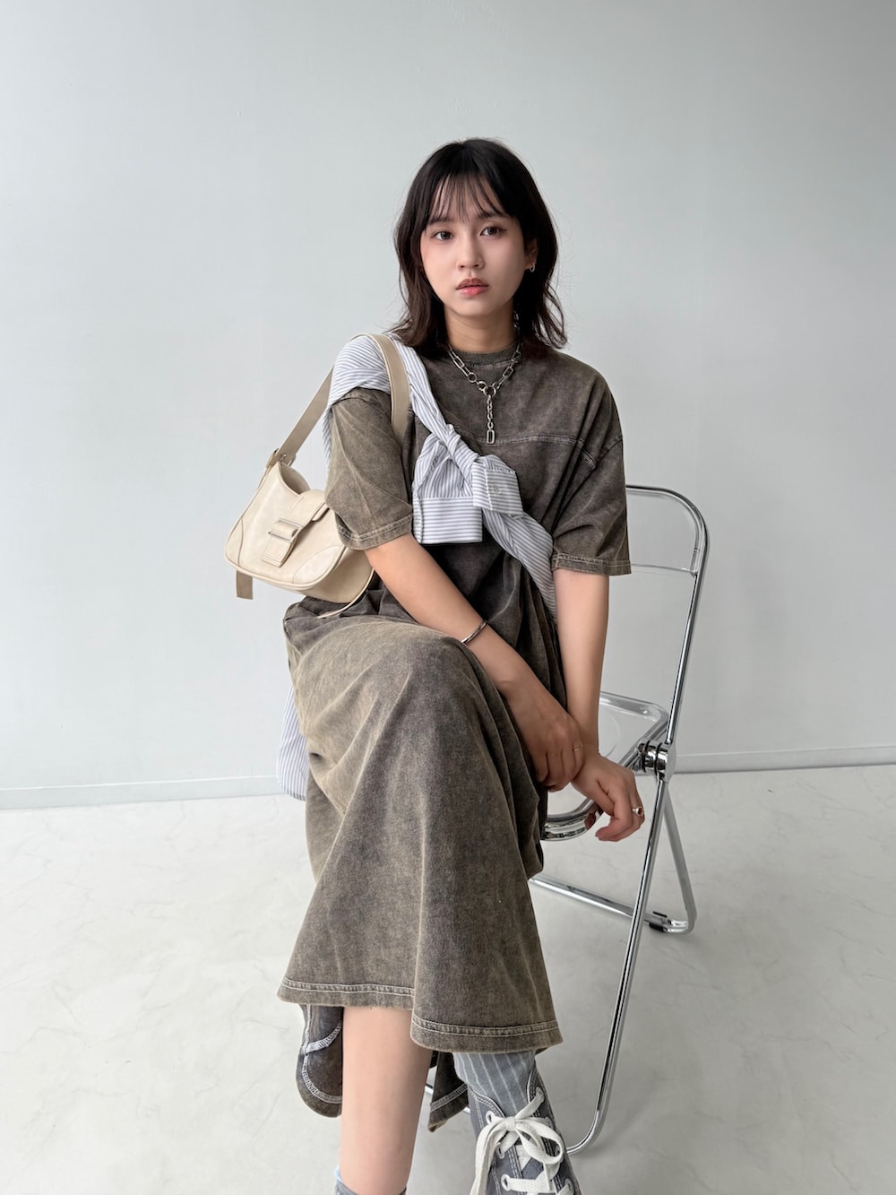 グレー系のワンピース、グレー系のスニーカー、ブルー系のシャツ/ブラウスを着用したレディースの夏コーディネートの3枚目の写真