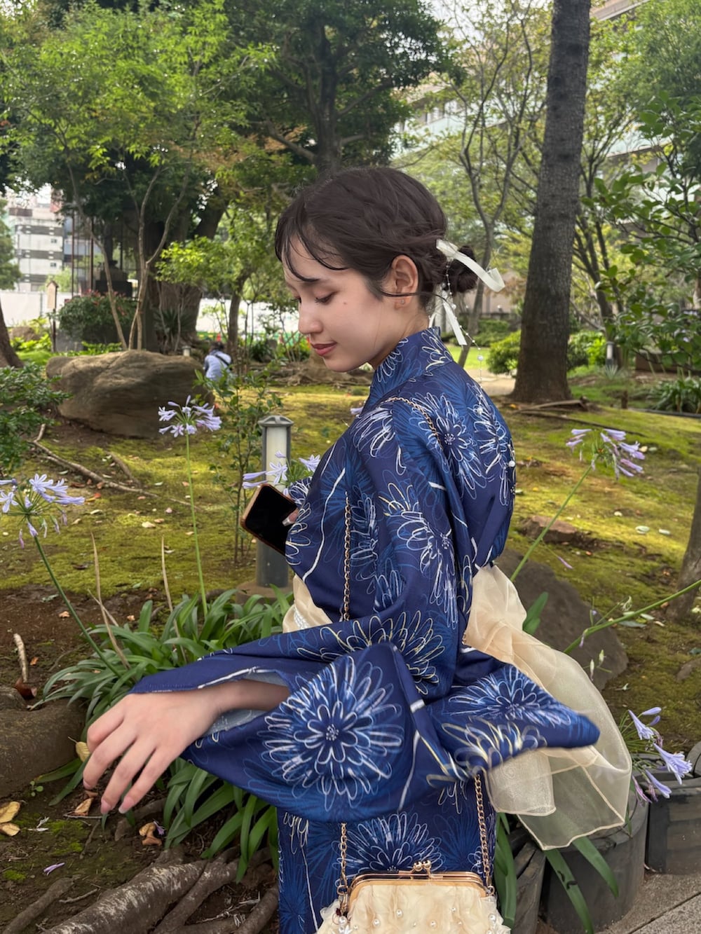 ホワイト系のサンダル、ブルー系の浴衣、その他の和装小物を着用したレディースの夏コーディネートの5枚目の写真
