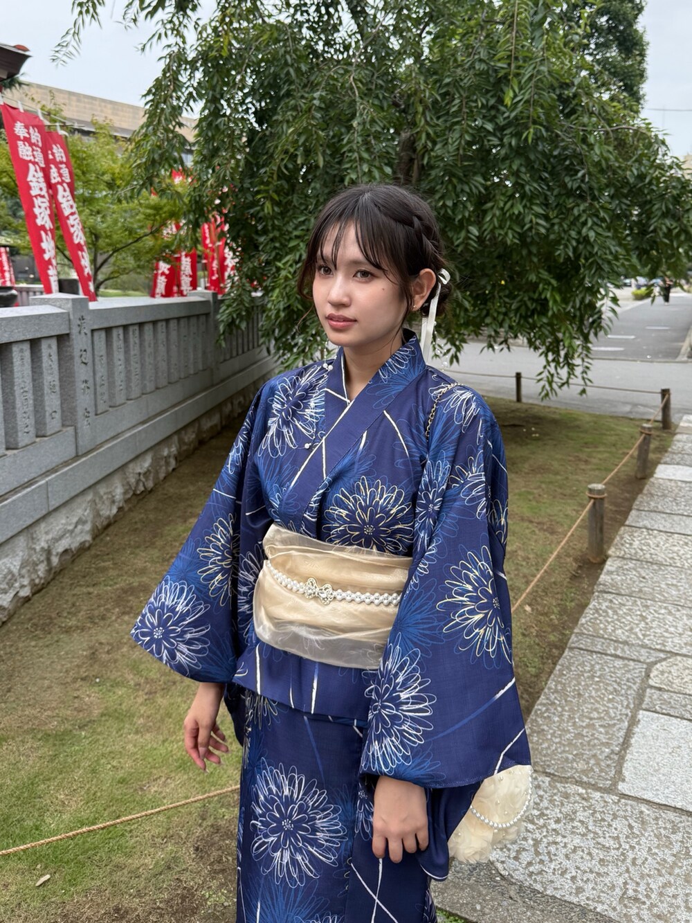 ホワイト系のサンダル、ブルー系の浴衣、その他の和装小物を着用したレディースの夏コーディネートの6枚目の写真
