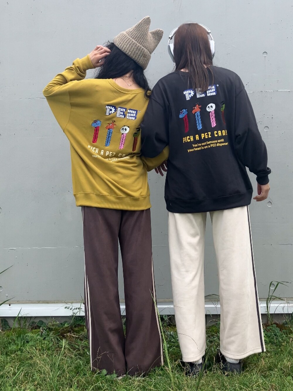 ブラック系のスウェット、イエロー系のスウェット、ブラック系のサンダルを着用したレディースの秋コーディネートの2枚目の写真