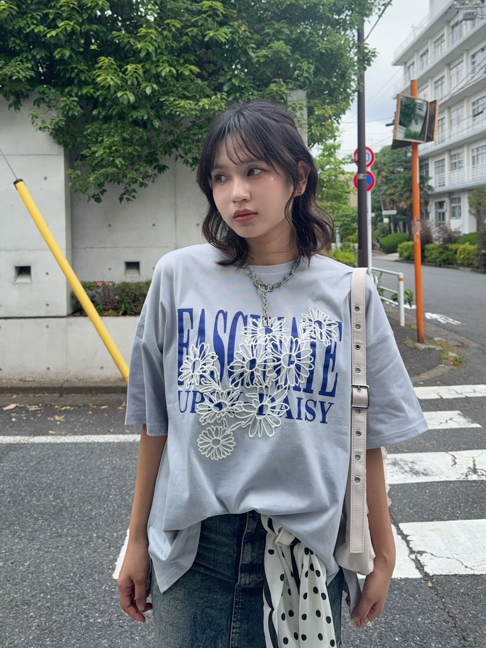 ブルー系のTシャツ/カットソー、ブルー系のデニムスカート、ブラック系のローファーを着用したレディースの夏コーディネートの3枚目の写真