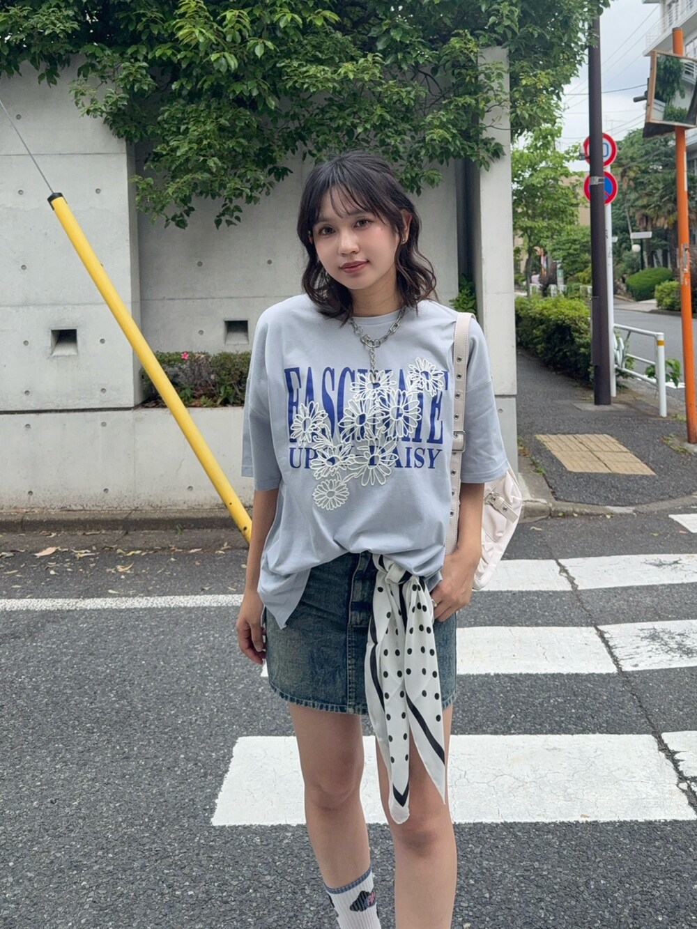 ブルー系のTシャツ/カットソー、ブルー系のデニムスカート、ブラック系のローファーを着用したレディースの夏コーディネートの4枚目の写真