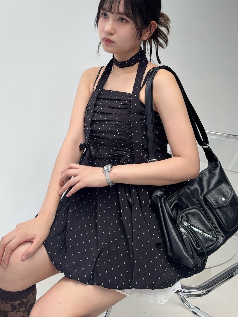 ブラック系のチュニック、ホワイト系のスカート、ブラック系のサンダルを着用したレディースの夏コーディネートの4枚目の写真