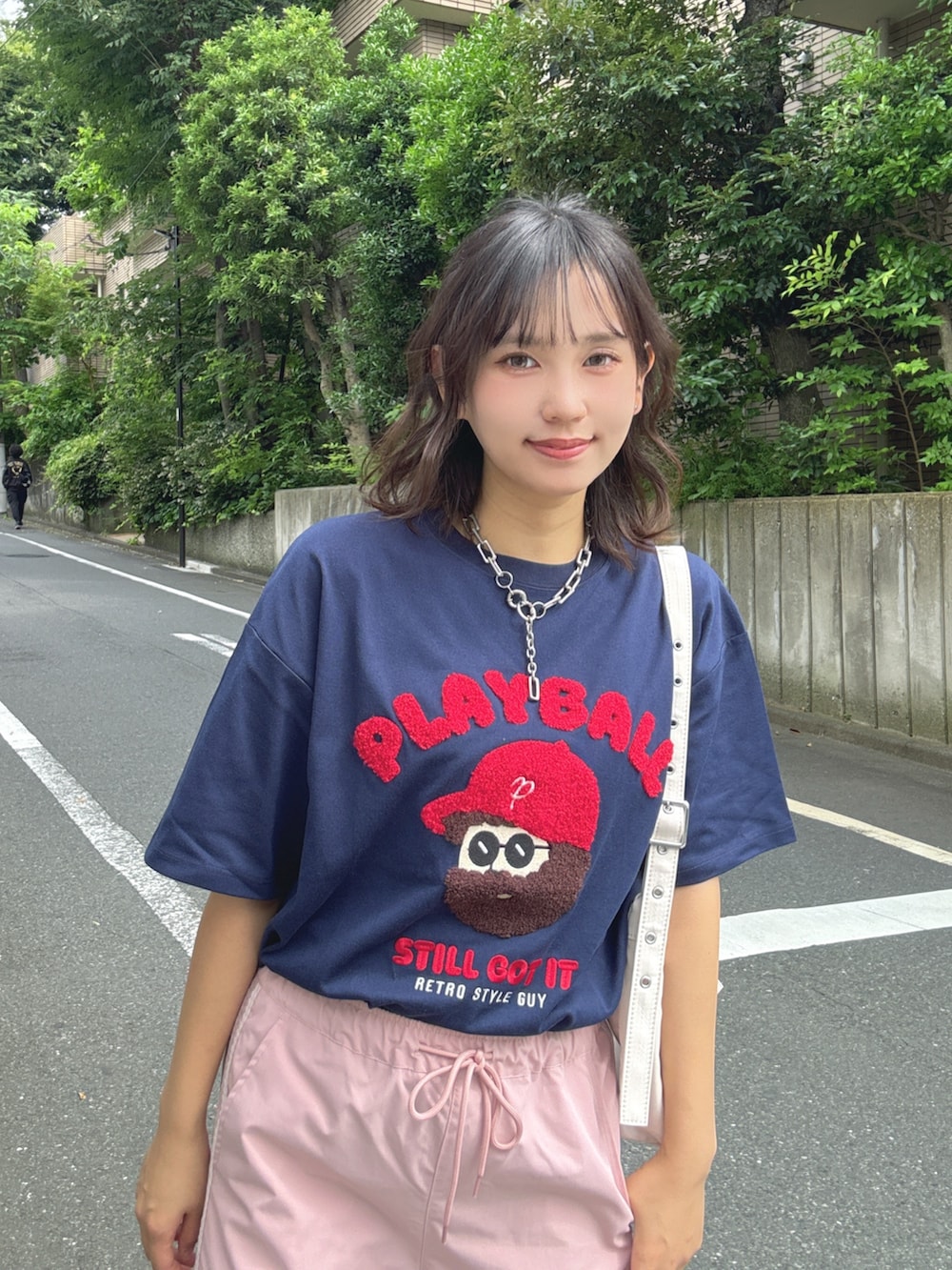 ブルー系のTシャツ/カットソー、ピンク系のカーゴパンツ、ホワイト系のサンダルを着用したレディースの夏コーディネートの3枚目の写真