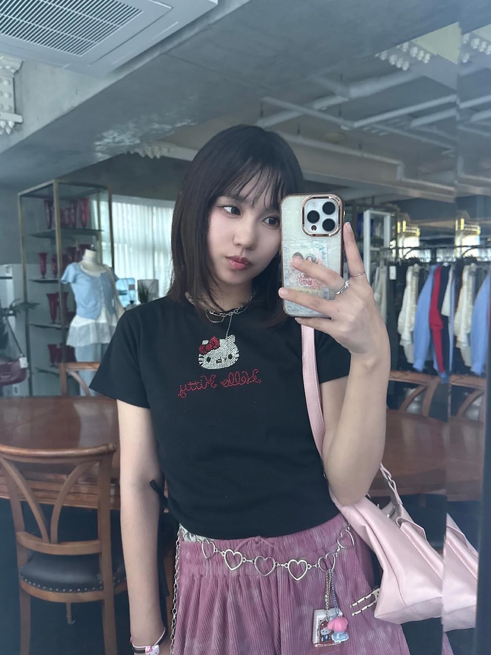 ブラック系のTシャツ/カットソーを着用したレディースの夏コーディネートの2枚目の写真