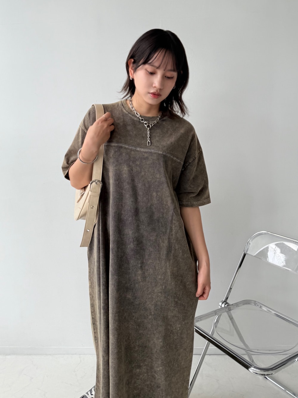 グレー系のワンピース、グレー系のスニーカー、ブルー系のシャツ/ブラウスを着用したレディースの夏コーディネートの5枚目の写真
