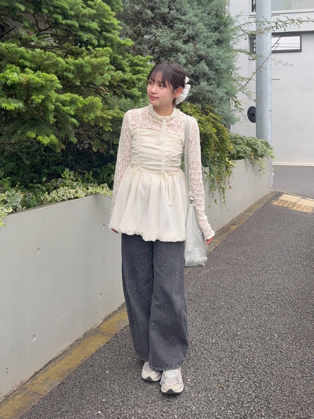 ベージュ系のチュニック、ブラック系のデニムパンツ、ベージュ系のTシャツ/カットソーを着用したレディースの夏コーディネートの2枚目の写真