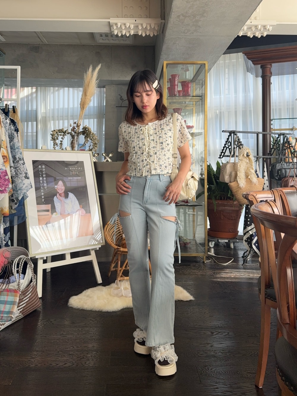 ブルー系のデニムパンツ、ホワイト系のサンダル、ブルー系のTシャツ/カットソーを着用したレディースの夏コーディネートの2枚目の写真