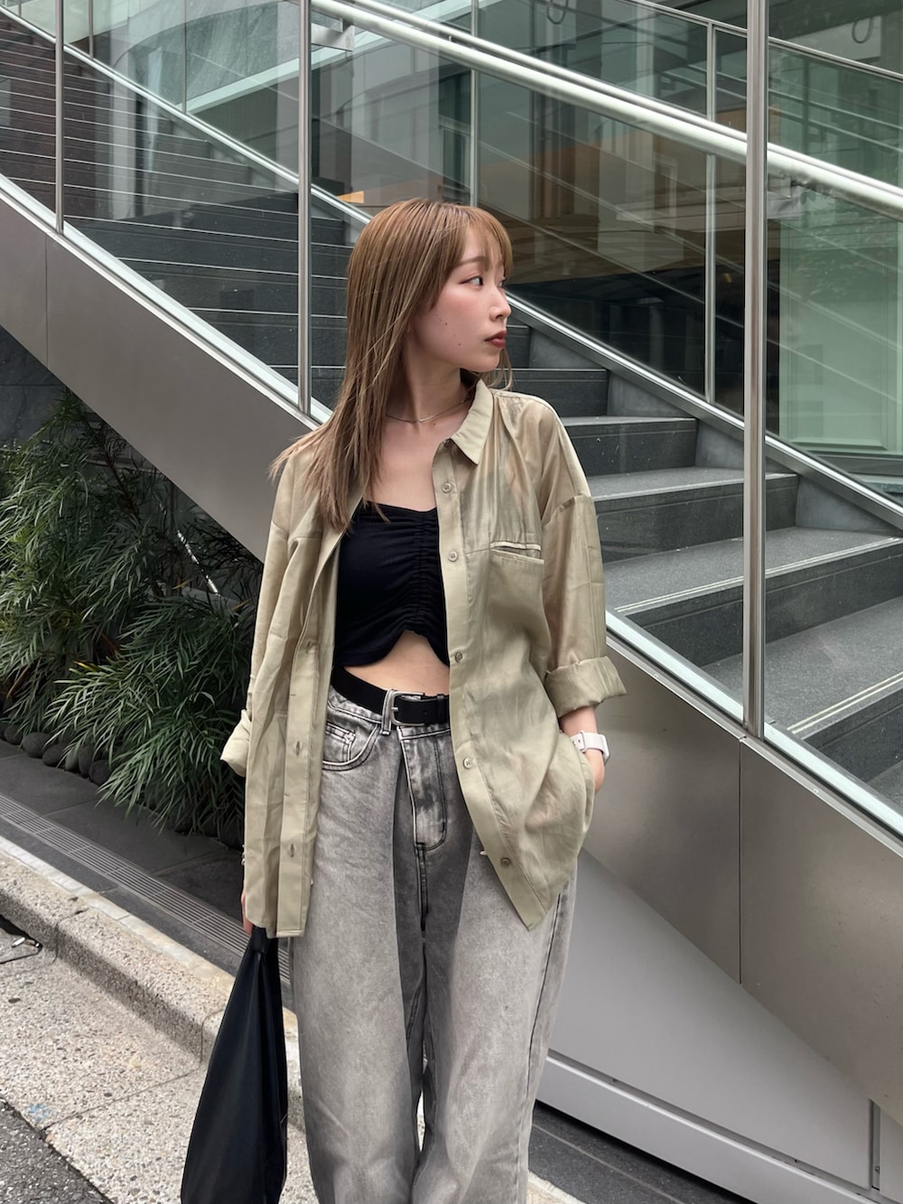 「お出かけコーデ、古着MIX、シャツスタイル、秋服準備はじめました、アツいコーデ全部見せ、サンダル、プチプラ、レイヤードスタイル、デニム、デートコーデ、淡色コーデ、韓国ファッション、シアートップス、休日スタイル、アウトドアスタイル」|「select MOCA by sonの【サイズ展開あり】シアーオーバーサイズシャツ(シャツ/ブラウス、グリーン系)」を使った、Hinata.さん(レディース・156cm)の夏コーディネートの2枚目の写真