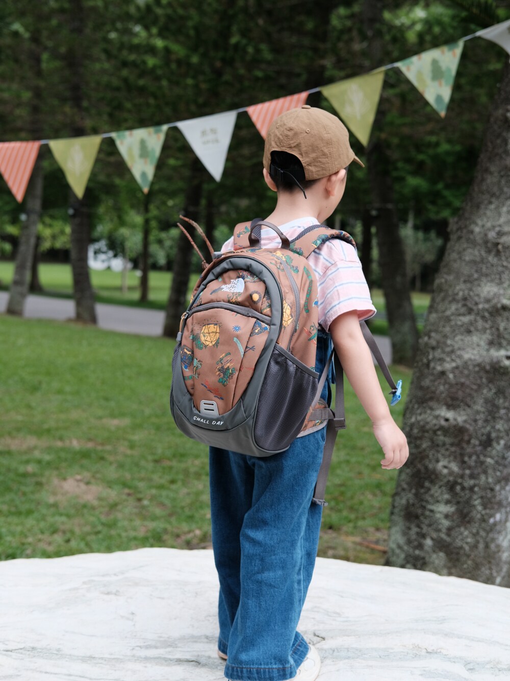 「CIAOPANIC TYPYのアイテム（デニムパンツ、ブルー系）」を使った、housebabypresleyさん（キッズ・100cm）の春コーディネートの2枚目の写真
