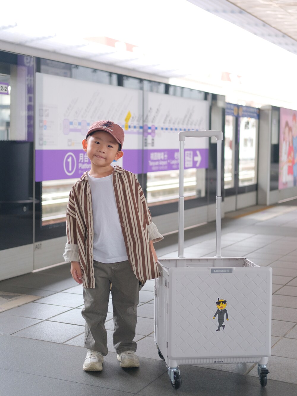 「美拉德穿搭」｜「NEW BALANCEのアイテム（スニーカー、ベージュ系）」を使った、housebabypresleyさん（キッズ・100cm）の秋コーディネートの2枚目の写真