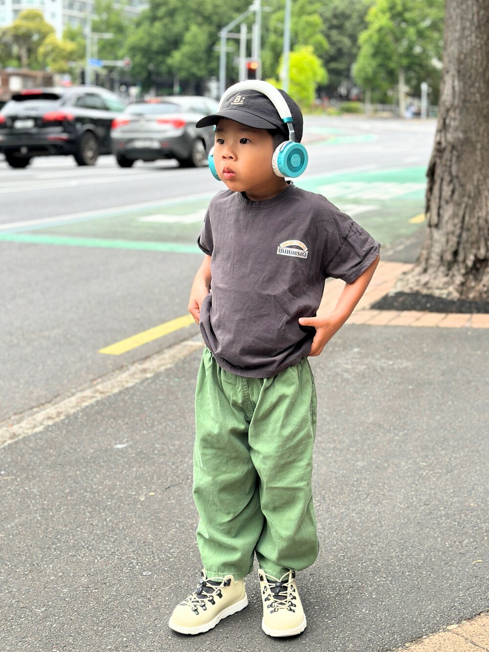 ブラック系のキャップ、ブルー系のヘッドフォン/イヤホンを着用したキッズの冬コーディネートの2枚目の写真